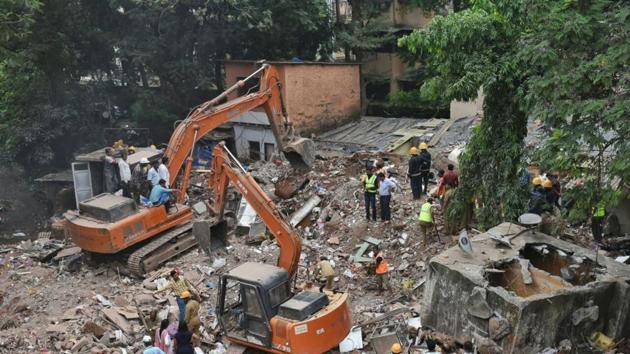 Seventeen people died as the five-storey building near Shreyas cinema in Ghatkopar collapsed on July 25.(HT File)