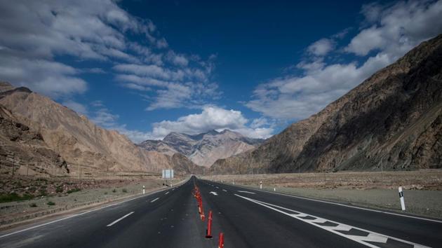 The China-Pakistan Friendship Highway before the Karakorum mountain range near Tashkurgan in China's western Xinjiang province.(AFP photo)