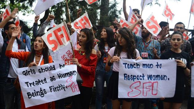 Anti-rape activists stage a protest outside the deputy commissioner’s office at Kotkhai in Shimla district.(Deepak Sansta / HT Photo)