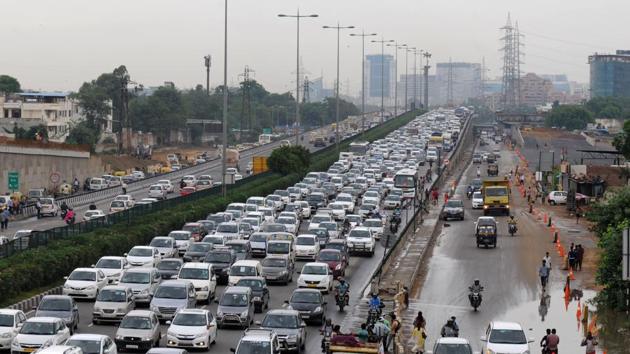 Traffic moving slowly on the Delhi-Gurgaon expressway.(Parveen Kumar/HT Photo)