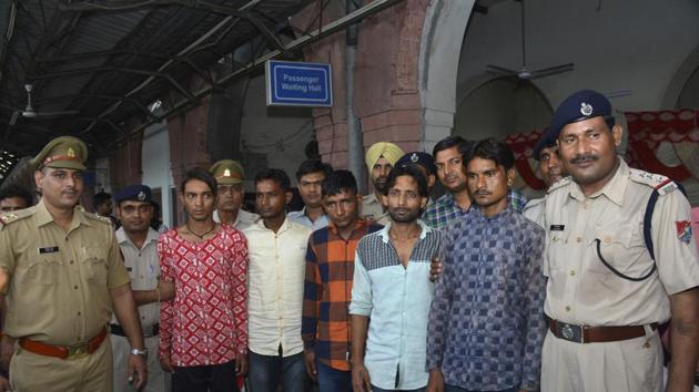 Following the arrest, the GRP recovered the mobile phones, cash and jewellery that were taken from the passengers. (Sakib Ali/HT Photo) Following the arrest, the GRP recovered the mobile phones, cash and jewellery that were taken from the passengers. (Sakib Ali/HT Photo)