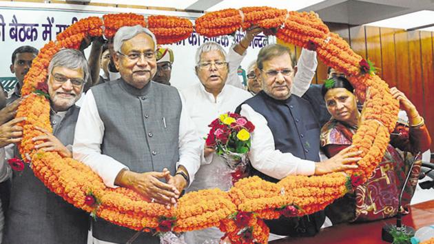 Bihar chief minister Nitish Kumar with RJD chief Lalu Prasad Yadav, JD(U) leader Sharad Yadav and Bihar MLA Rabri Devi in happier times.(Santosh Kumar/ HT Photo)