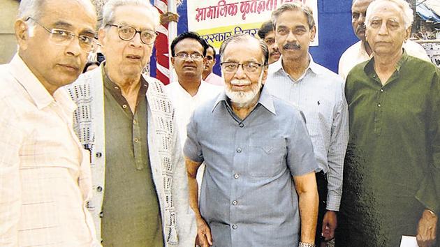 (L to R) Narendra Dabholkar, Shreeram Lagoo, Taher Poonawala and Baba Adhav (extreme right).(HT PHOTO)