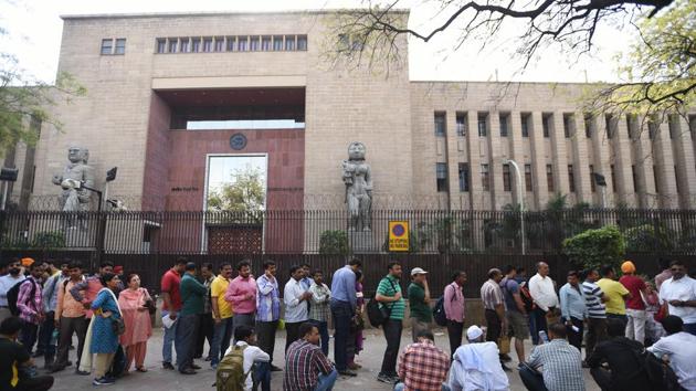 People wait outside the RBI in New Delhi to submit their demonetised banknotes.(Ravi Choudhary/HT File Photo)