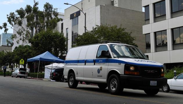 Staff from the Coroners office remove the body from the front of the Chinese Consulate (R) after a man of Chinese descent fired several shots at the consulate building then committed suicide near its entrance, in Los Angeles, California, on August 1, 2017. (AFP Photo) Staff from the Coroners office remove the body from the front of the Chinese Consulate (R) after a man of Chinese descent fired several shots at the consulate building then committed suicide near its entrance, in Los Angeles, California, on August 1, 2017. (AFP Photo)