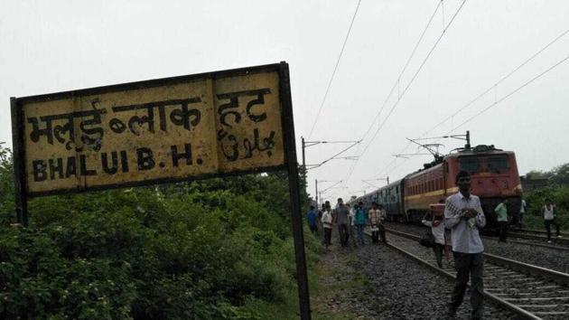 Passengers disembark from a train stopped on the Howrah-Patna track after Maoists abducted three level crossing gatemen in Bihar. (Sanjeev Kumar) Passengers disembark from a train stopped on the Howrah-Patna track after Maoists abducted three level crossing gatemen in Bihar. (Sanjeev Kumar)