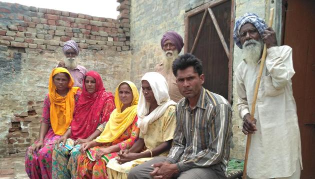 The Dalits said in view of rising prices, they demanded increase in their daily wages to ?300 from ?250 (for men) and ?220 (for women). But farmers refused to accept their demand and decided to boycott them.(HT Photo)