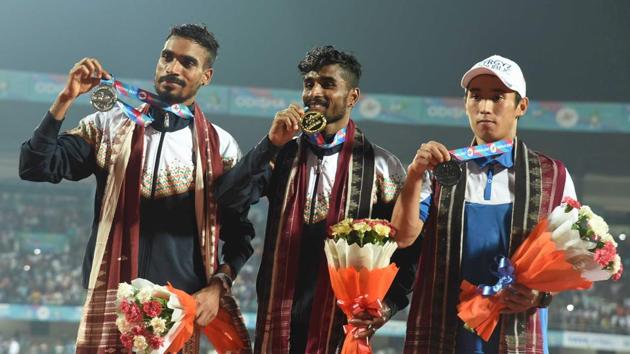 India G Lakshmanan (C) won a gold medal in the 10,000 metres run at the Asian Athletics Championships in Bhubaneswar.(PTI)