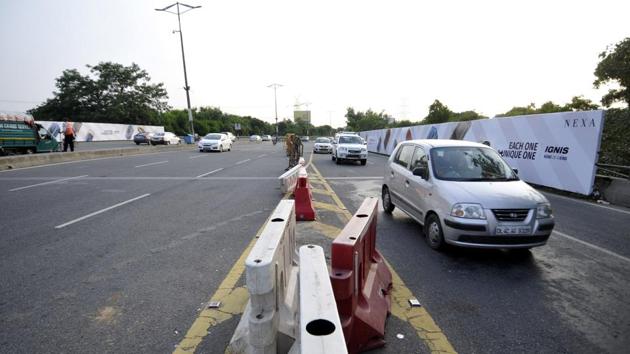 The barricades will ensure that there is no spill of vehicles from the lanes to the cloverleaf. (Sunil Ghosh/HT Photo) The barricades will ensure that there is no spill of vehicles from the lanes to the cloverleaf. (Sunil Ghosh/HT Photo)