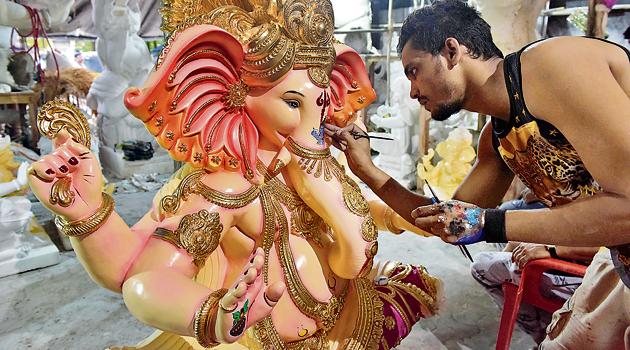 An artiste gives finishing touches to a Ganesha idol in Navi MUmbai on Thursday.(HT Photo)