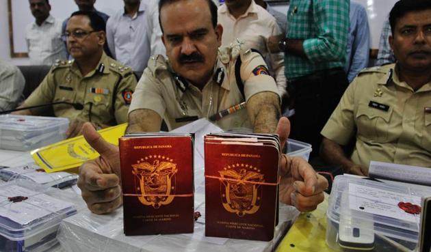 Thane police displays the fake CDCs they recovered from the accused.(Praful Gangurde)