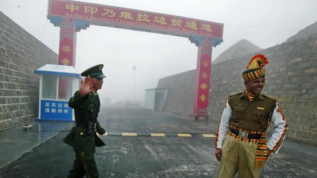 File photo of an Indian and a Chinese soldier at the Nathu La border.(AFP)