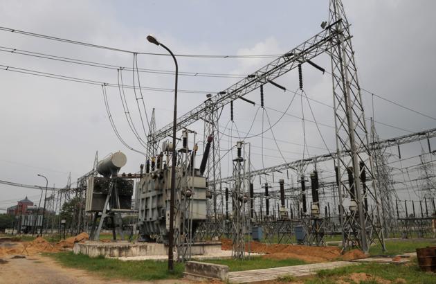 The residents of DLF Phase 1,2 and 3 complain of power cuts. (Parveen Kumar/HT Photo) The residents of DLF Phase 1,2 and 3 complain of power cuts. (Parveen Kumar/HT Photo)