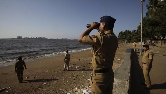 Policemen keep a close watch on the coastline of Mumbai in Dadar area.(HT File Photo)