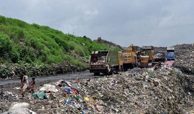 Every day, 700 metric tonnes of unprocessed waste is dumped at the Adharwadi landfill, Kalyan (HT File) Every day, 700 metric tonnes of unprocessed waste is dumped at the Adharwadi landfill, Kalyan (HT File)