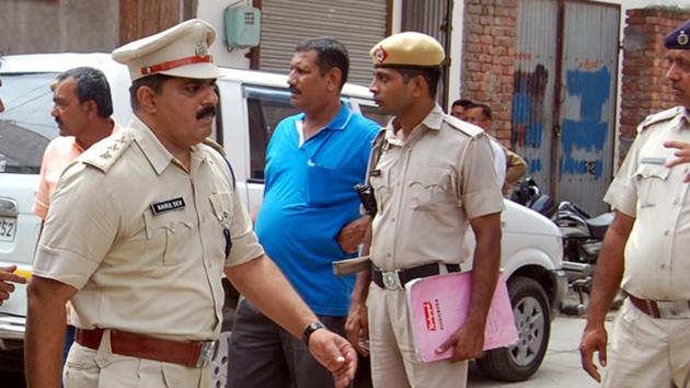 A police team investigating the spot in Sonepat where the man was killed on Wednesday. (HT Photo) A police team investigating the spot in Sonepat where the man was killed on Wednesday. (HT Photo)