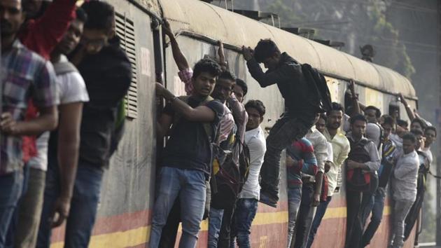 Police have advised commuters not to stand on the footboard as thieves who travel on the rooftops will hit their hand with a stick so their phone falls on the tracks and is picked up later. (HT File) Police have advised commuters not to stand on the footboard as thieves who travel on the rooftops will hit their hand with a stick so their phone falls on the tracks and is picked up later. (HT File)