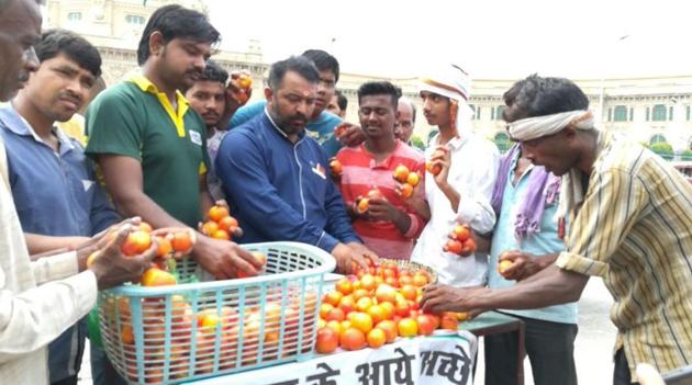 Congress workers sell tomatoes outside the Uttar Pradesh assembly premises in Lucknow on Friday, (Photo: ANI Twitter) Congress workers sell tomatoes outside the Uttar Pradesh assembly premises in Lucknow on Friday, (Photo: ANI Twitter)