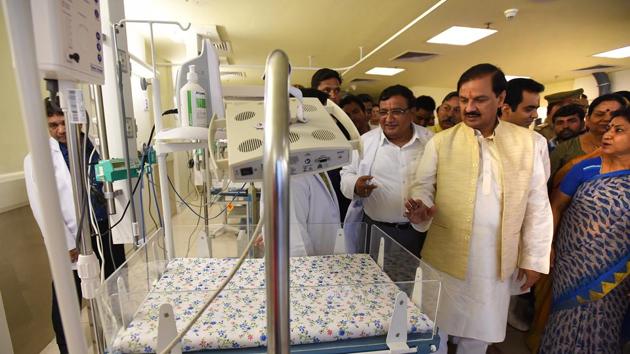 Union tourism minister Mahesh Sharma inspects the new facilities at the children’s hospital. (Virendra Singh Gosain/HT PHOTO) Union tourism minister Mahesh Sharma inspects the new facilities at the children’s hospital. (Virendra Singh Gosain/HT PHOTO)