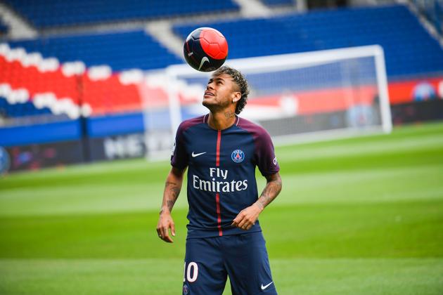 Neymar then showed off his skills on the Parc des Princes pitch. (AFP)