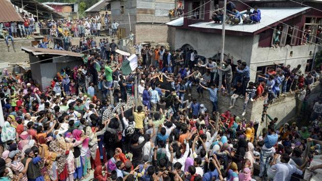 Kashmiri villagers carry the body of suspected rebel Arif Lelhari during his funeral in the Lelhar village of Pulwama on August 1, 2017. Abu Dujana, a senior fighter from the Pakistan-based militant group Lashkar-e-Taiba, was killed during a raid near Srinagar. (AFP Photo) Kashmiri villagers carry the body of suspected rebel Arif Lelhari during his funeral in the Lelhar village of Pulwama on August 1, 2017. Abu Dujana, a senior fighter from the Pakistan-based militant group Lashkar-e-Taiba, was killed during a raid near Srinagar. (AFP Photo)