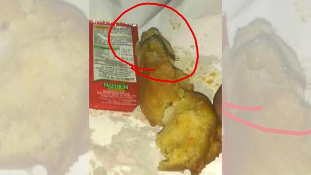 The Railways scrambled its officials to meet a passenger at various stations in Uttar Pradesh after he found an insect in the ‘pakoda’ he had ordered from the pantry car. (HT PHOTO) The Railways scrambled its officials to meet a passenger at various stations in Uttar Pradesh after he found an insect in the ‘pakoda’ he had ordered from the pantry car. (HT PHOTO)