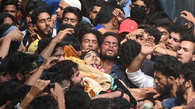 Kashmiri villagers carry the body of suspected rebel Arif Lelhari during his funeral in the Lelhar village of Pulwama on August 1. Forces killed top militant commander Abu Dujana and Lelhari in an operation in Pulwama.(AFP)