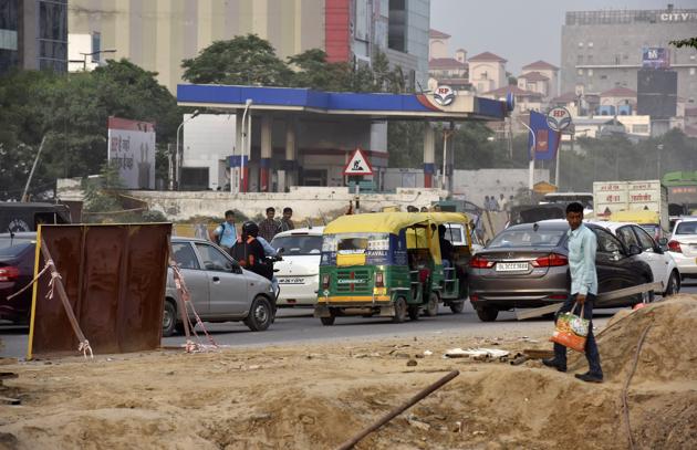 The NHAI is constructing an L-shaped underpass for traffic going from Huda City Centre to MG Road, via Iffco Chowk metro station. (Sanjeev Verma/HT PHOTO) The NHAI is constructing an L-shaped underpass for traffic going from Huda City Centre to MG Road, via Iffco Chowk metro station. (Sanjeev Verma/HT PHOTO)