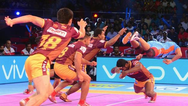 Bengal Warriors trounced UP Yoddha 40-20 in the Pro Kabaddi League on Sunday. (HT Photo) Bengal Warriors trounced UP Yoddha 40-20 in the Pro Kabaddi League on Sunday. (HT Photo)