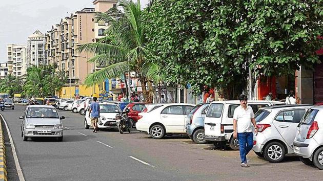 Vehicles are parked on a road at Sanpada, leaving little space for motorists. (Bachchan Kumar) Vehicles are parked on a road at Sanpada, leaving little space for motorists. (Bachchan Kumar)