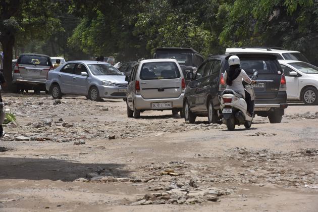 Broken roads are a concern across Gurgaon. (Sanjeev Verma/HT PHOTO) Broken roads are a concern across Gurgaon. (Sanjeev Verma/HT PHOTO)