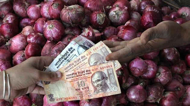 Till last week, onions were sold at Rs.10 per kg in the retail market and has now increased to almost Rs.30 per kg since the last three-four days in Pune.(HT File Photo) Till last week, onions were sold at Rs.10 per kg in the retail market and has now increased to almost Rs.30 per kg since the last three-four days in Pune.(HT File Photo)