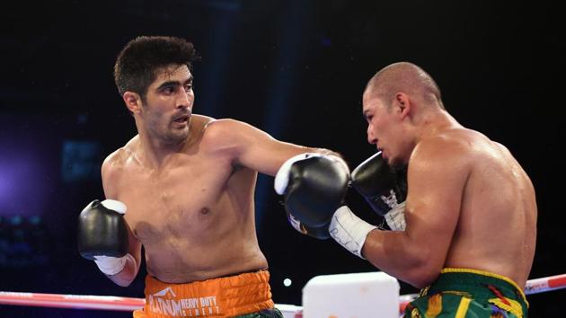 The last two rounds of the bout clearly belonged to Zulpikar Maimaitiali as he tried to outscore or knock Vijender Singh (L) out. But the Indian’s defensive technical prowess saw him through. (AFP)
