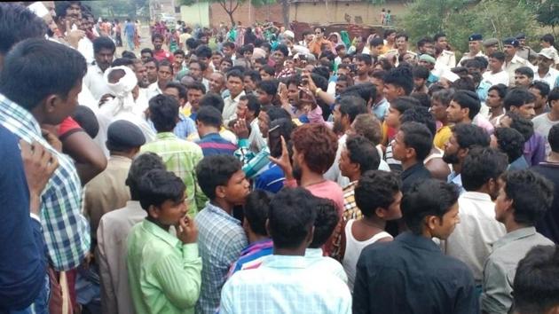 Mob at Nawadih village, outside the Eidgah, following recovery of meat, in Deoghar, on Sunday morning, August 6, 2017.(Hindustan Times/Bijay) Mob at Nawadih village, outside the Eidgah, following recovery of meat, in Deoghar, on Sunday morning, August 6, 2017.(Hindustan Times/Bijay)