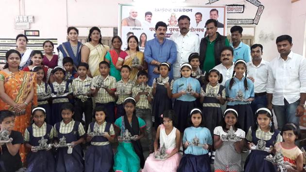 Students pose with ecofriendly Ganesh idols they made during the workshop organised at Pandit Deendayal Upadhyay School in Kothrud.(HT Photo)