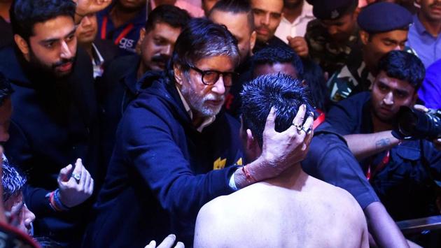 Vijender Singh greets Bollywood legend Amitabh Bachchan during his impromptu lap of honour around the ring after beating Zulpilkar Maimaitiali. (PTI)