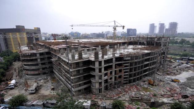 The Noida authority chief executive officer (CEO) Amit Mohan Prasad on Sunday inspected the multilevel car parking facility in Sector 18 to check progress at the site.(Sunil Ghosh/HT Photo)