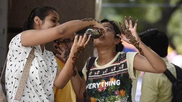 Girl gets mehandi applied on her hands for the eve of Raksha Bandhan in New Delhi. (Saumya Khandelwal/HT PHOTO)