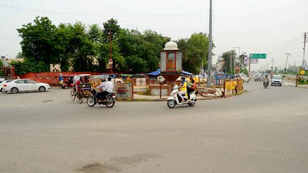 Statues standing at road intersections and squares in Haridwar have become hurdles for smooth flow of traffic.(Rameshwar Gaur/HT PHOTO) Statues standing at road intersections and squares in Haridwar have become hurdles for smooth flow of traffic.(Rameshwar Gaur/HT PHOTO)
