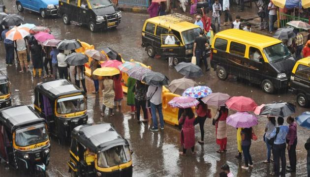 Queues outside Andheri station are massive as office-goers wait for autorickshaws on Monday. (Satyabrata Tripathi/HT) Queues outside Andheri station are massive as office-goers wait for autorickshaws on Monday. (Satyabrata Tripathi/HT)