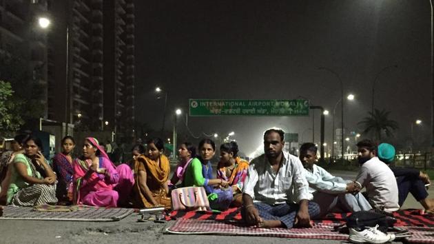 Protesters blocking the Airport Road near the Sohana gurdwara in Mohali on Sunday. (Sikander Singh/HT) Protesters blocking the Airport Road near the Sohana gurdwara in Mohali on Sunday. (Sikander Singh/HT)