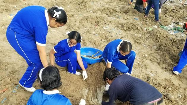 Over the weekend, which was the 97th week of the exercise, more than 100 students and 250 volunteers cleared 1.6lakh kg trash. A total of 6 million kg trash has been cleared from Versova beach since October 2015.(HT)