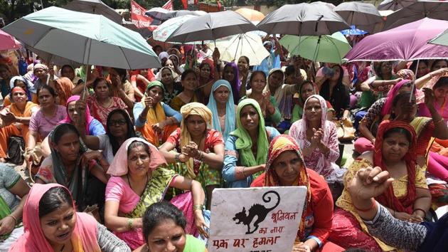 Worker of Anganwadi and members of Delhi State Anganwadi Workers and Helpers Union (DSAWHU) protest during a Maha Raily against the Delhi Government and chief minister Arvind Kejirwal, at Jantar Mantar in New Delhi. (Sonu Mehta / HT Photo)