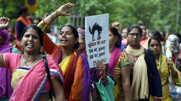 The workers’ unions cite the non-implementation of a July 2015 agreement signed by Kejriwal accepting their demands, including a pay hike for workers and helpers, timely payments and issuing identity cards for associated workers, among other demands. However, two year’s on, the unions still await the fulfilment of these agreements. (Sonu Mehta / HT Photo)