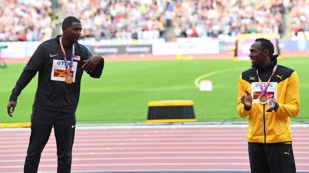 Justin Gatlin (L) invites Usain Bolt onto the top rung of the podium the victory ceremony of the men’s 100m event at the IAAF World Championships of Athletics in London on Sunday. (AFP)