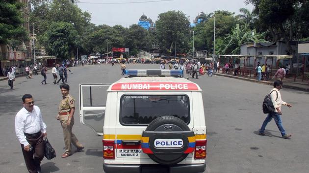 The police try to keep the situation under control. (Bhushan Koyande/HT PHOTO)