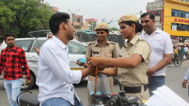 Over a 1,000 violators had rakhis tied on their wrists between 10am and 1.30pm on Monday morning as part of the special campaign launched by the Gurgaon police and Road Safety Organisation. (PArveen Kumar/HT Photo) Over a 1,000 violators had rakhis tied on their wrists between 10am and 1.30pm on Monday morning as part of the special campaign launched by the Gurgaon police and Road Safety Organisation. (PArveen Kumar/HT Photo)