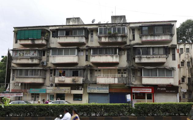 An old building at Erandwane, in Pune, that could be redeveloped.(Rahul Raut/HT PHOTO)