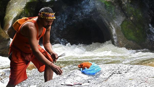 A Nepalese Hindu devotee stops to pray enroute to the Pashupatinath temple to offer prayers to Lord Shiva. (PRAKASH MATHEMA / AFP) A Nepalese Hindu devotee stops to pray enroute to the Pashupatinath temple to offer prayers to Lord Shiva. (PRAKASH MATHEMA / AFP)
