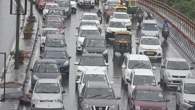 Large motor vehicles, SUVs, mid-segment cars, large cars, hybrid cars and hybrid motor vehicles attracted a cess of 15% in addition to the GST rate of 28%, according to the council’s earlier decision.(Raj K Raj/HT File Photo) Large motor vehicles, SUVs, mid-segment cars, large cars, hybrid cars and hybrid motor vehicles attracted a cess of 15% in addition to the GST rate of 28%, according to the council’s earlier decision.(Raj K Raj/HT File Photo)